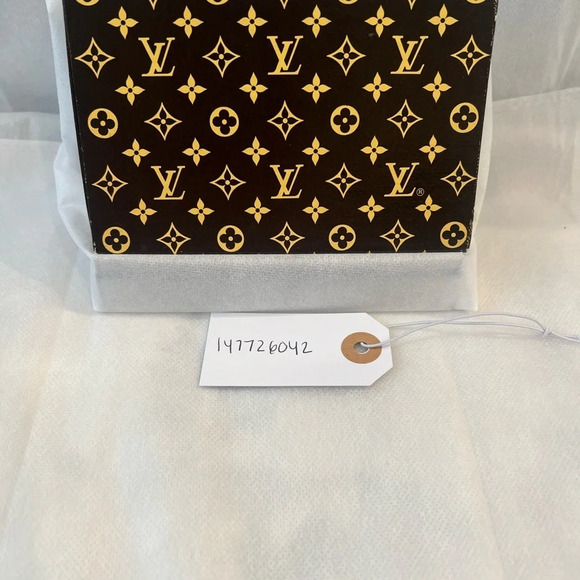 Louis Vuitton Playing Cards- NEW- still in plastic!!! - Picture 3 of 6